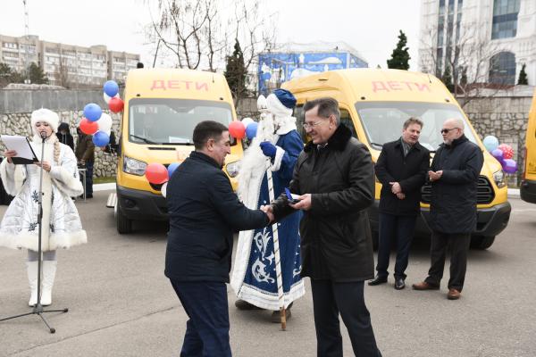 Школы и больницы Астраханской области обновили автопарки